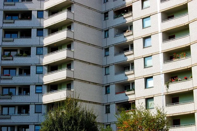 Najlepsze inspiracje na wąski balkon w bloku