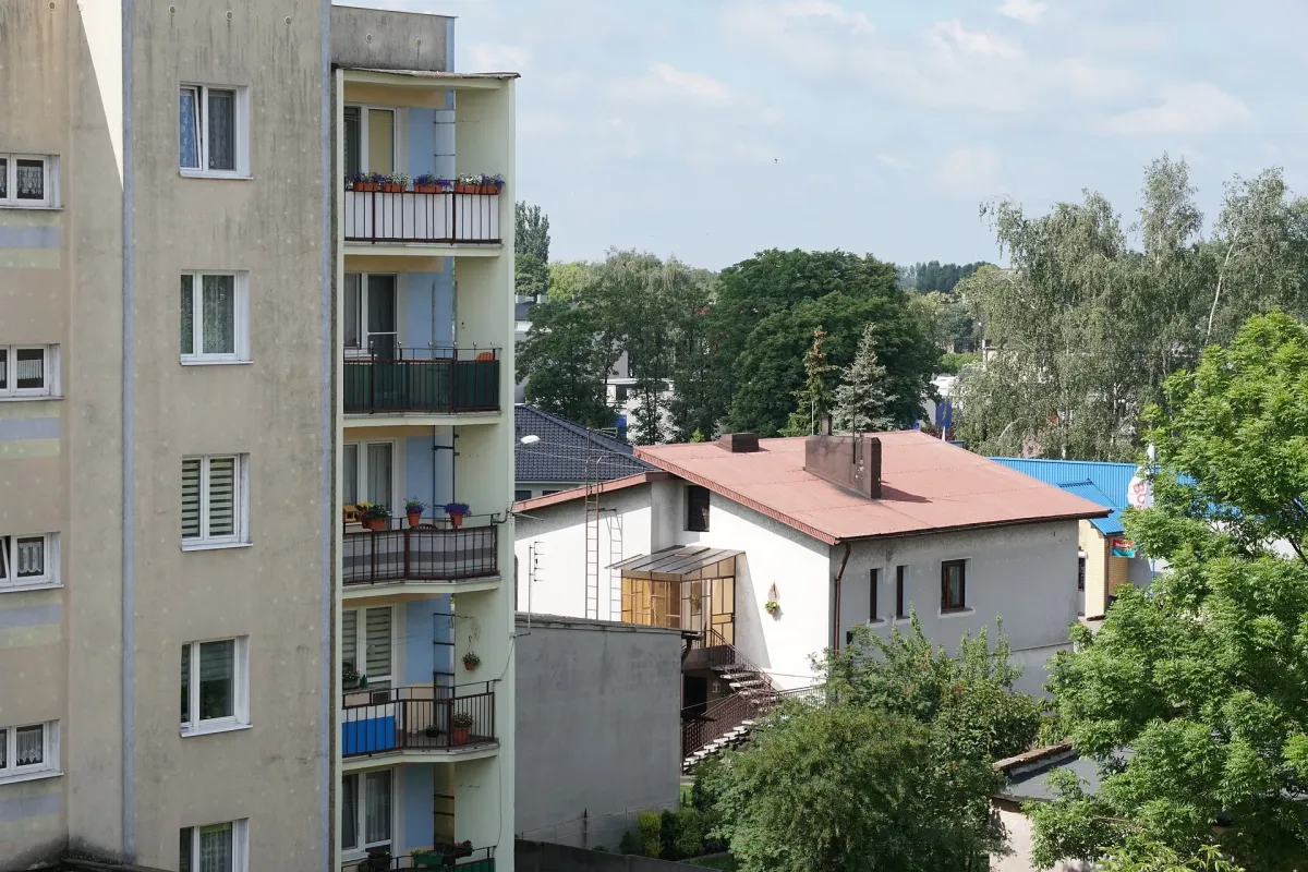 wąski balkon w bloku