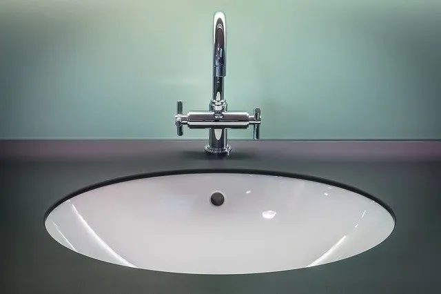 Jak zaaranżować czarną łazienkę z drewnem?
